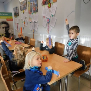 Dzieci uczestniczą w zajęciach plastycznych